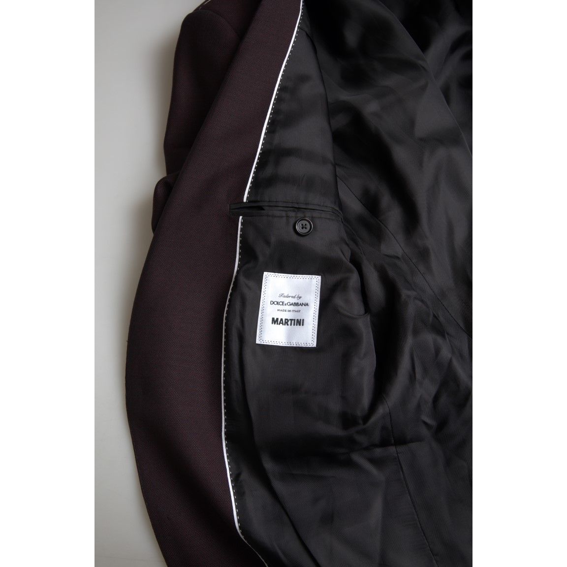 بدلة دولتشي آند غابانا مارون مارتيني بقصّة Slim Fit من قطعتين
